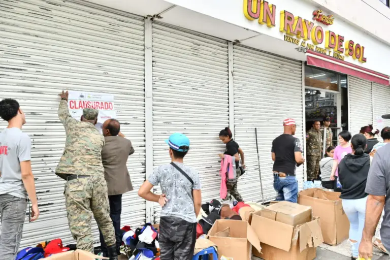 Autoridades continúan cierre de comercios por fraude tributario