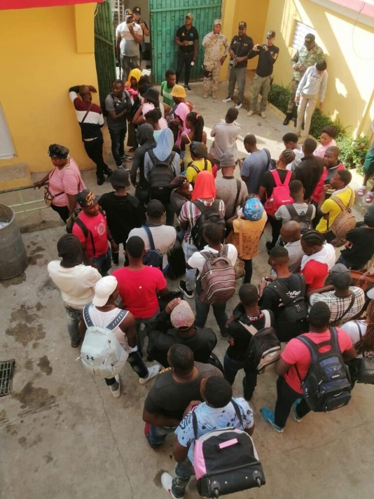 Desmantelan hotel centro de acopio de haitianos en Elías Piña, CESFronT detiene 72 indocumentados