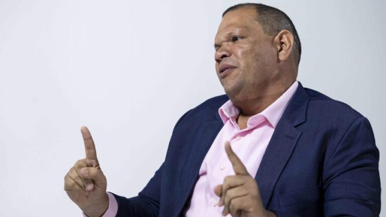 Carlos Guzmán renuncia de la Fuerza del Pueblo