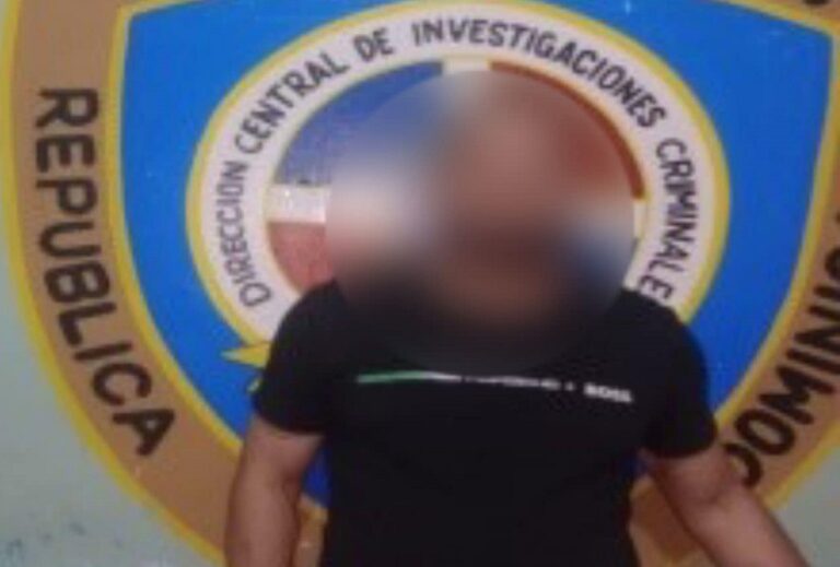 Policía apresa dos hombres acusados de acoso y estafa contra una mujer por más de 10 millones de pesos