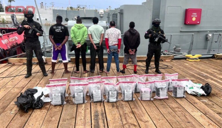 Intervienen dos embarcaciones con 80 paquetes de cocaína y marihuana