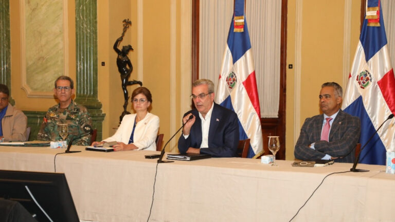 Presidente Abinader convoca reunión de emergencia para conocer detalles sobre situación pluvial del país por vaguadas