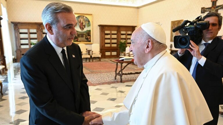 Presidente Abinader se reúne con el papa Francisco y le regala un rosario de larimar