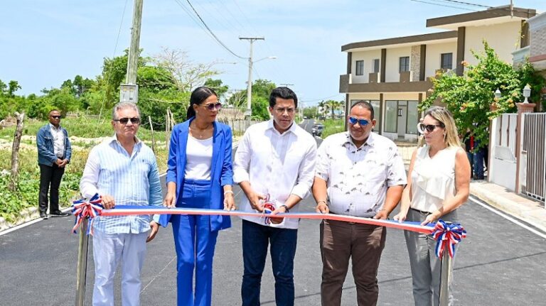 Ministerio de Turismo entrega calles asfaltadas con reparaciones de aceras y contenes en Bayahíbe