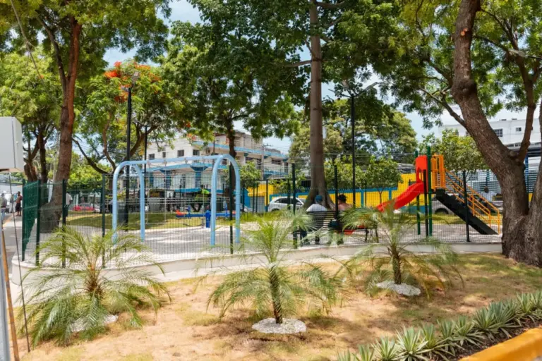 Alcaldía del DN transforma vertedero en parque en Los Ríos