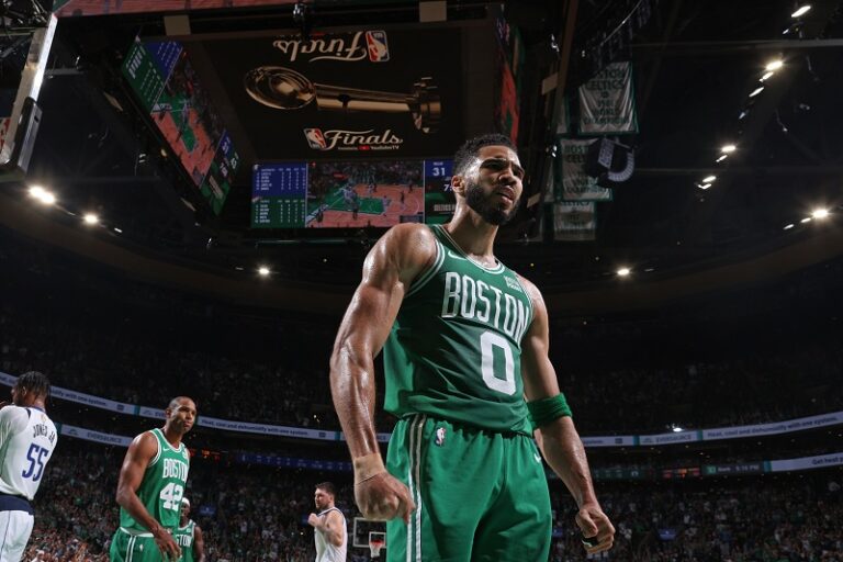 Boston Celtics derrota a los Dallas Mavericks y se corona campeón en final de la NBA