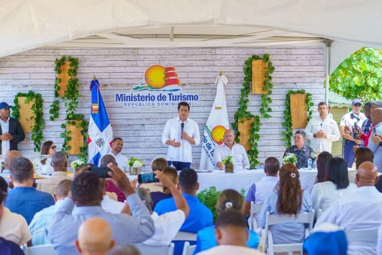 Ministerio de Turismo entrega obras por 100 millones de pesos, en Las Terrenas; inicia otras