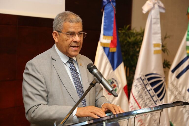 Hackean cuenta de WhatsApp a ministro de Administración Pública
