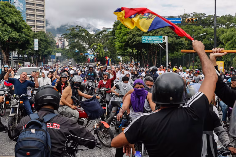 Cientos de motoristas protestan en Caracas contra los resultados de las presidenciales