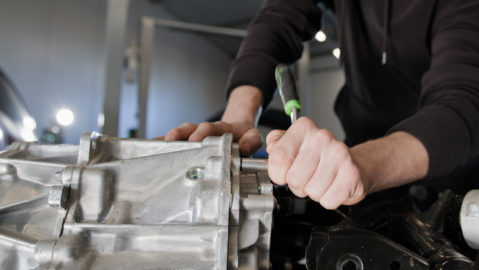 Trabajador-empleando-maquinaria