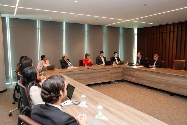 ABA expone a la misión del FMI resultados del sector bancario e iniciativas institucionales