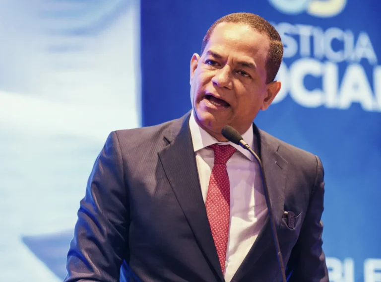 Julio César Valentín va a la Superintendencia de Seguros