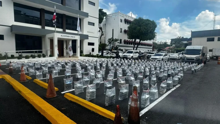 Ocupan más de 1.3 toneladas presumiblemente cocaína en Boca Chica