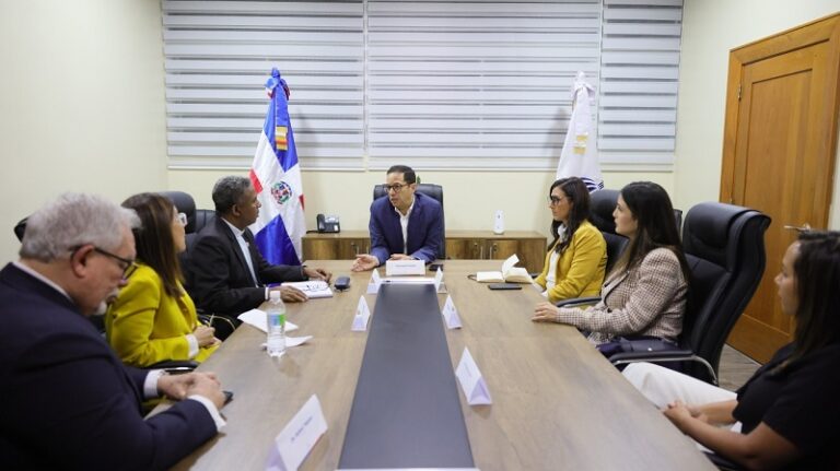 Ministro del MAP se reúne con la Asociación Dominicana de Rectores de Universidades para abordar fusión Mescyt-Minerd