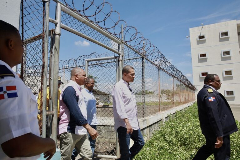 Presidente del Indotel visita cárcel La Vega para iniciar plan piloto de bloqueadores de señal de recintos penitenciarios del país