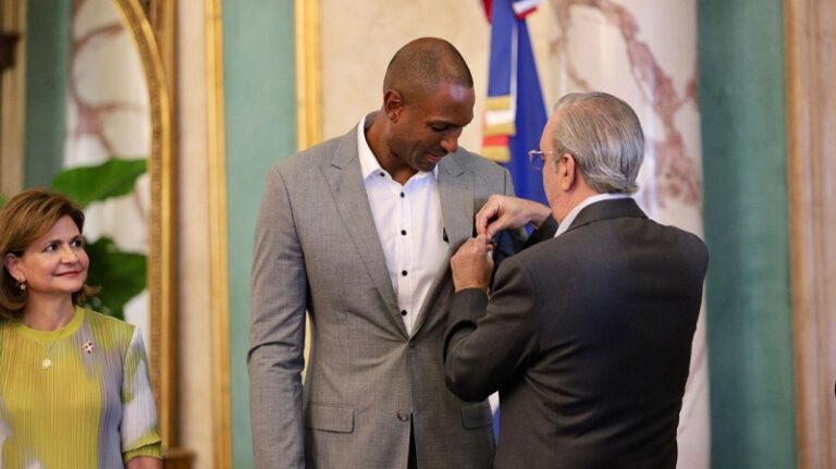 Presidente Abinader condecora con la Orden del Mérito de Duarte, Sánchez y Mella a Al Horford