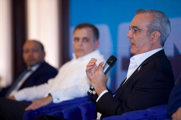 Anuncia fusión de ministerios y eliminación de entidades