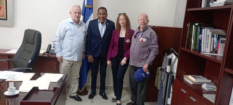 Visita de miembros de Alsoa Albinismo Solidario al senador Dagoberto Rodríguez en el Senado
