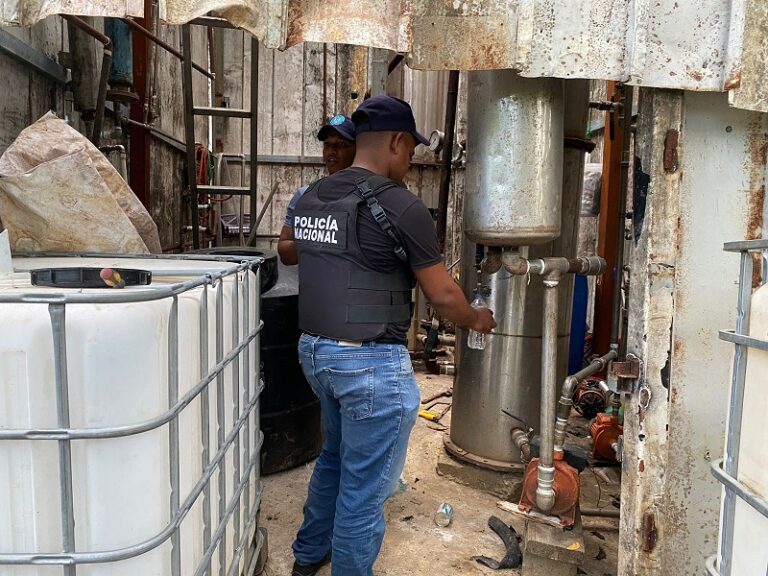 Policía Nacional desmantela fábrica clandestina de alcohol adulterado en SPM