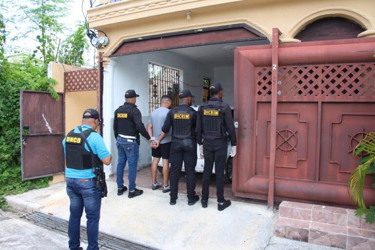 Ocupan 204 paquetes de presunta cocaína durante allanamiento en una casa en SDE