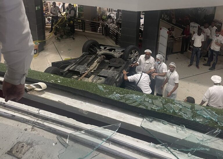 Video: Al menos cuatro lesionados tras caer vehículo dentro de Supermercado Nacional de la 27 de Febrero