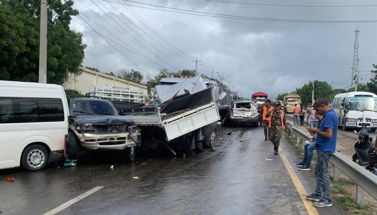 Accidente múltiple entre 15 vehículos deja al menos 10 heridos en Santiago