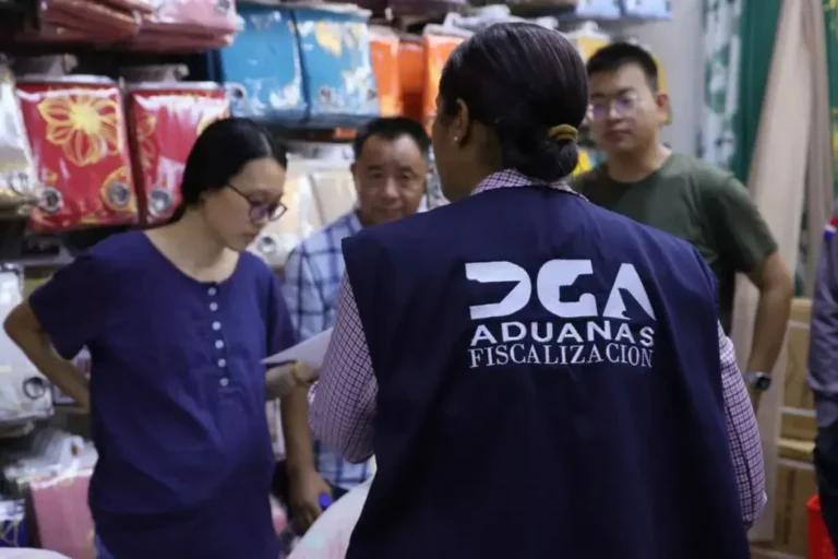 Aduanas fiscaliza comercios chinos en Santo Domingo y Santiago