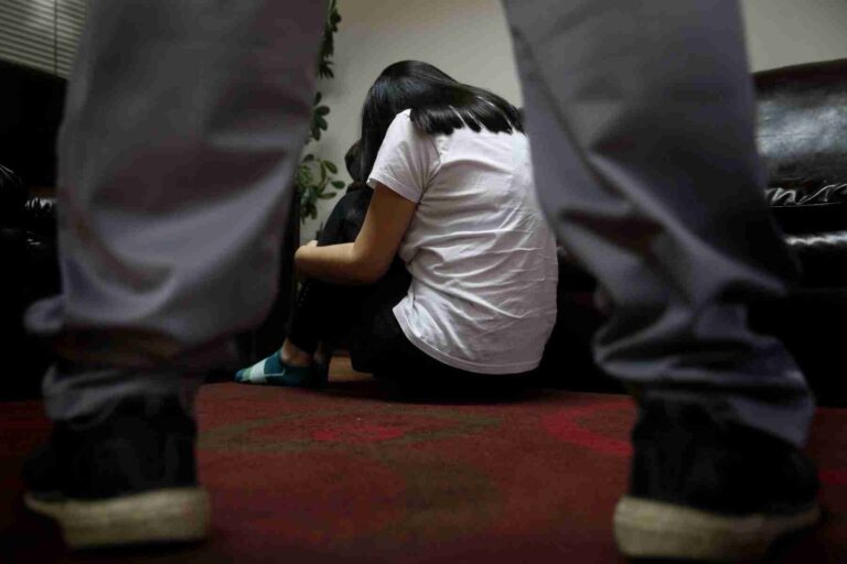 Condenan a 15 años de prisión a hombre que violó y embarazó a su hijastra de 13 años de edad