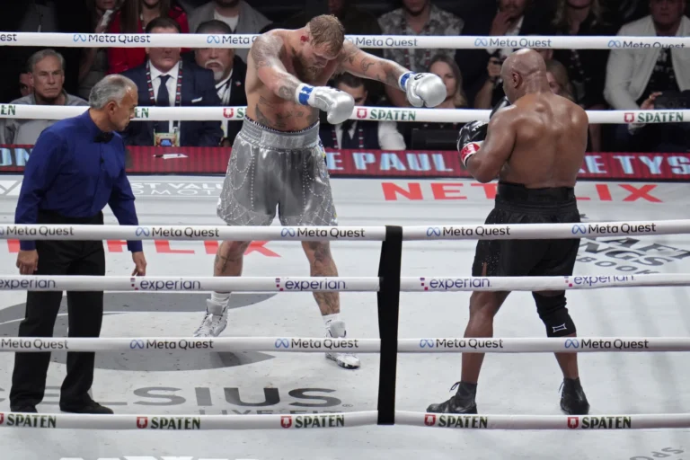 Jake Paul vence a Mike Tyson de 58 años; los golpes incumplen con las expectativas