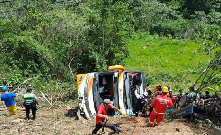 Once fallecidos tras caída a precipicio de autobús que transportaba estudiantes en Perú