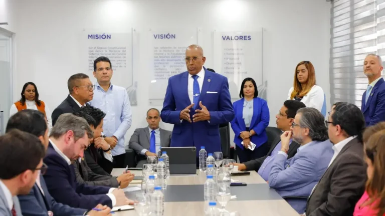 Contraloría intercambia buenas prácticas con comision anticorrupción de Guatemala