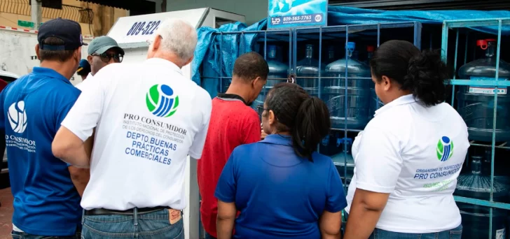 Pro Consumidor decomisa cientos de botellones de agua que estaban expuestos a los rayos del sol