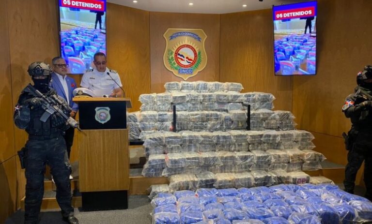Apresan a cinco personas y ocupan 732 paquetes de presunta cocaína y 226 de marihuana en Pedernales