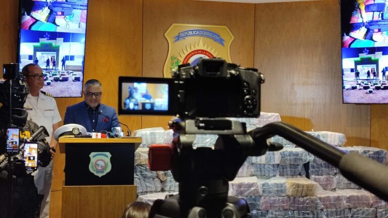 Autoridades interceptan cargamento de 641 paquetes presumiblemente cocaína en costas de Pedernales