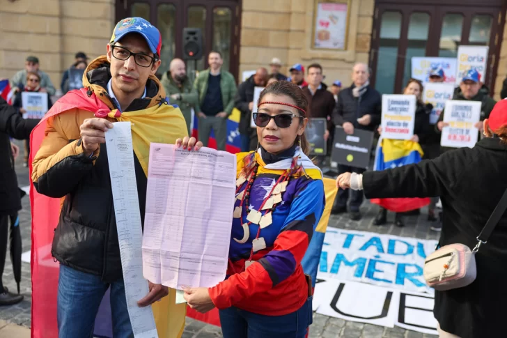 Venezolanos se concentran en España para denunciar ‘el golpe de Estado’ de Maduro