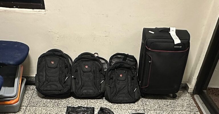 Apresan española con 11 láminas de cocaína en el AILA
