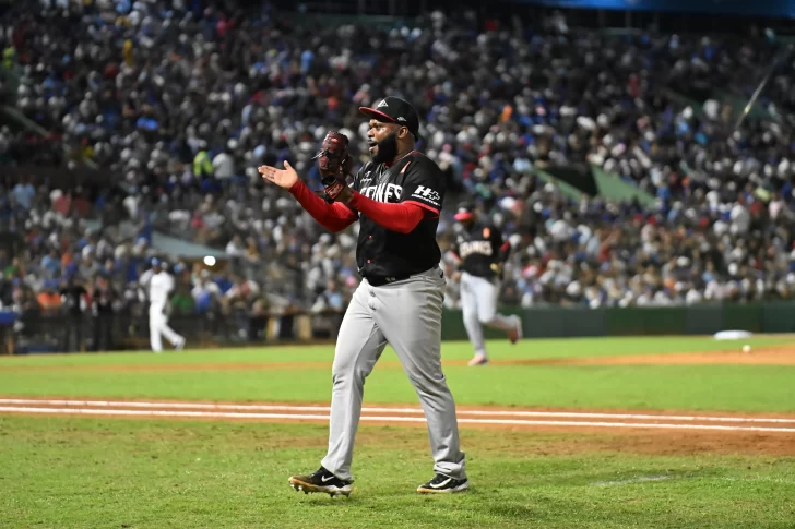 Leones del Escogido blanquean 6-0 a Tigres del Licey y toman ventaja 2-1 en la serie final