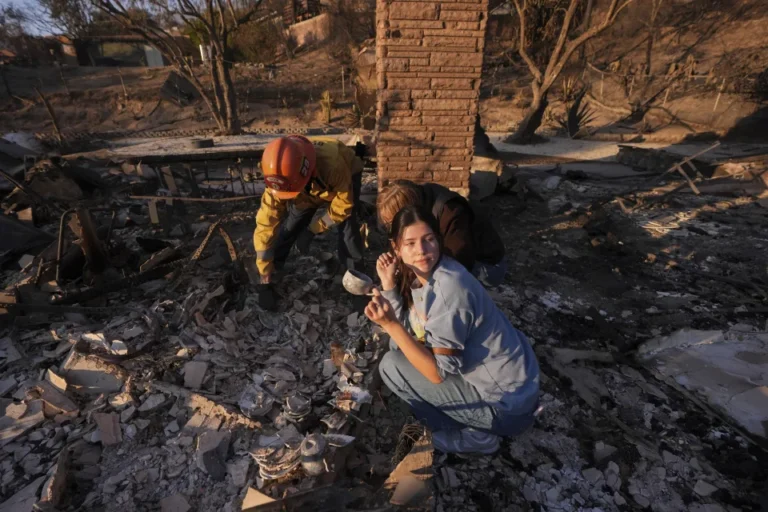 Suben los muertos por fuego en Los Ángeles mientras equipos tratan de salvar casas y otros edificios