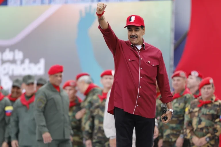 Venezolanos asisten a jornada de alistamiento convocada por Nicolás Maduro