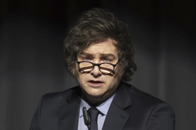 Denuncian a presidente Milei por promocionar supuestamente criptomoneda que colapsó en Argentina