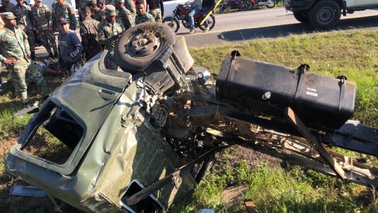 Dos miembros del Ejército mueren tras accidente en la autopista Duarte