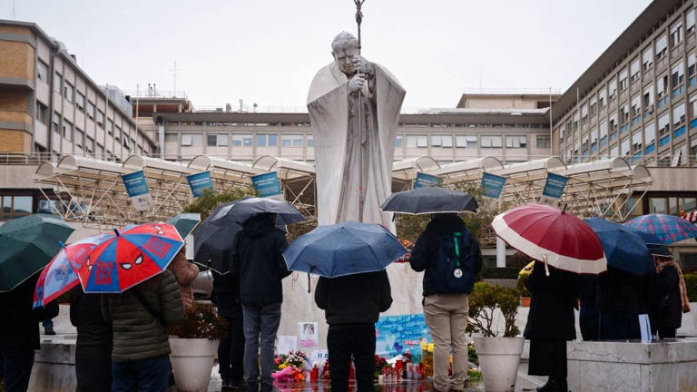 El papa Francisco permanecía estable y sin ventilación mecánica