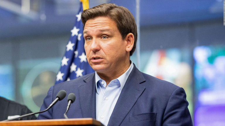 DeSantis advierte que podría suspender a funcionarios locales que no cooperen con ICE
