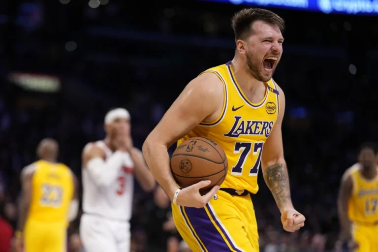 Doncic y James conducen a Lakers a una victoria 113-109 sobre Knicks en tiempo extra