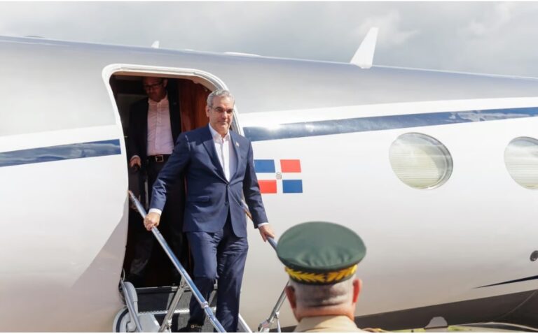 Presidente Abinader regresa a RD tras visita a Uruguay