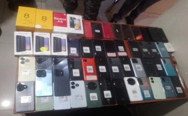 Apresan cuatro haitianos por robo a tienda de celulares en SDE