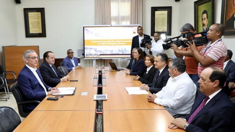 JCE presenta proyecto del cambio de cédula al presidente Luis Abinader