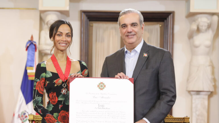 Presidente Abinader condecora a Zoe Saldaña con la Orden Heráldica de Cristóbal Colón 