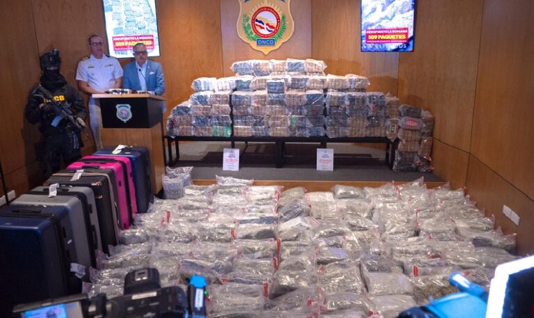 DNCD incauta 463 paquetes de cocaína en Peravia y 509 de marihuana a siete canadienses en aeropuerto de La Romana