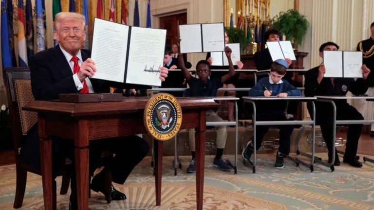 Trump firma un decreto para desmantelar el Departamento de Educación